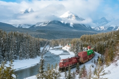 D757636-CP-Train-on-Morants-Curve-Banff-National-Park